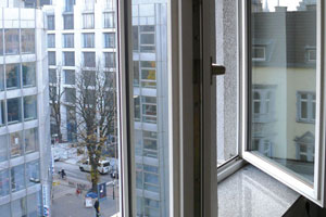 Zwei offene Fenster mit Blick auf eine Straße in der Großstadt