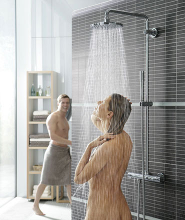 Eine Frau genießt das Duschen, ein Mann freut sich darüber