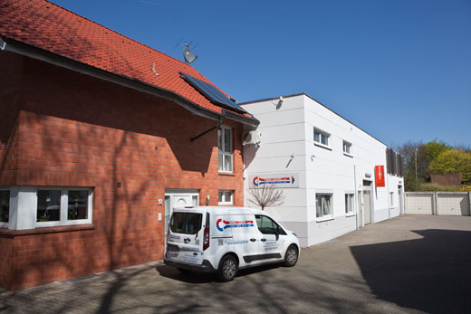 Fahrzeug und Gebäude der Bernd Caspers GmbH